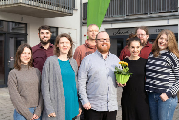 GRÜNE Kandidat*innen für die Reserveliste im Bezirk Bochum-Mitte. v.l.n.r. Vorne: Nina von Witzleben, Thea Jacobs, Karsten Finke, Anna di Bari, Cylia Ungar. Hinten: Fabian Krömling, Johannes Fleer, David Werner. Foto: Jesse Dommermuth