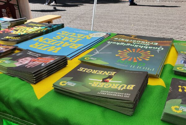 Informationsmaterial am Infostand der Grünen