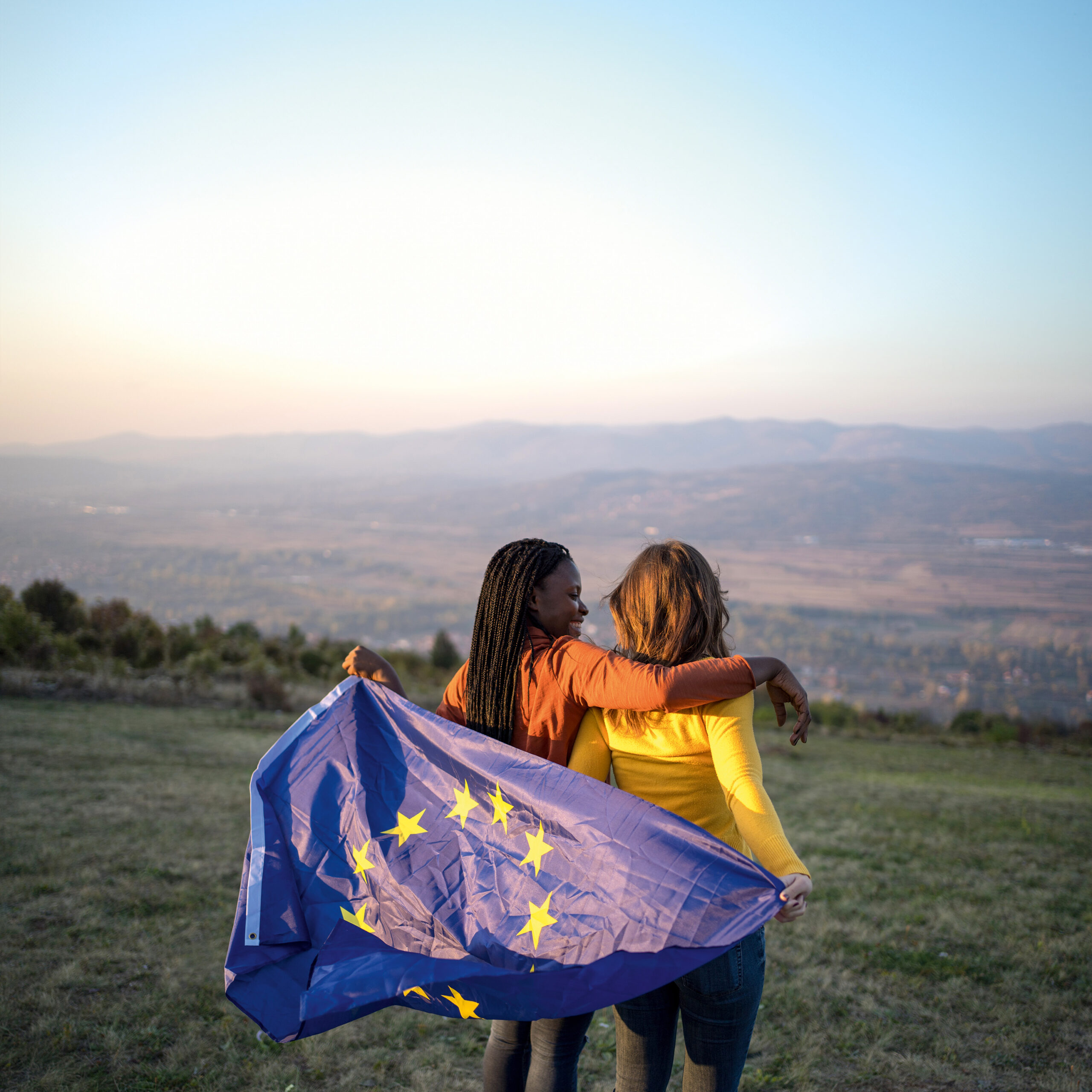 Zwei Frauen mit einer Europaflagge